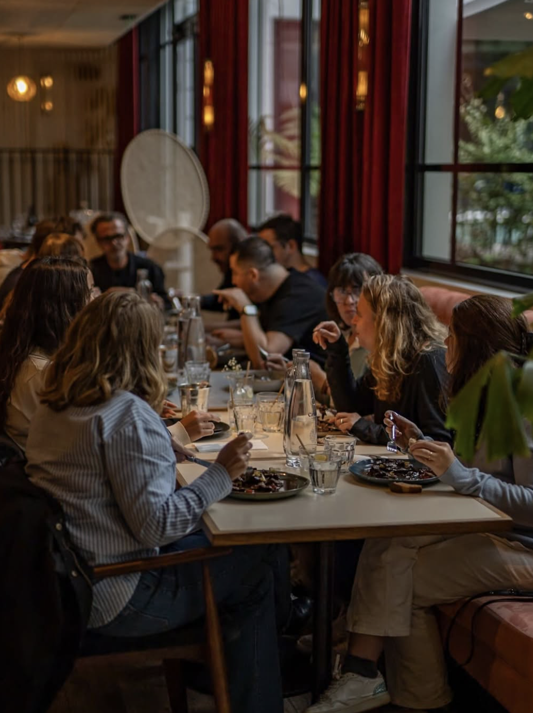 Un déjeuner partagé autour d’une grande table dans un intérieur chaleureux
